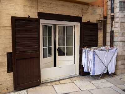 Soprattutto nelle zone pi� periferiche del centro storico i sottani continuano a �vivere� e sempre fondendosi con la strada prospiciente, la quale diventa una prosecuzione della minuscola dimora dove stendere i panni...